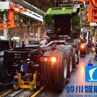 重卡装配流水线